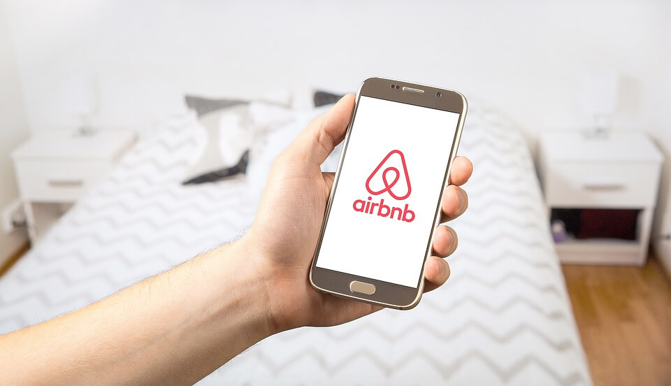 يهم مستخدمي Airbnb: التطبيق يعتزم تسويق إقامات طويلة الأمد وكراء السيارت