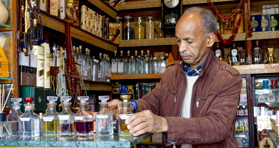 إقبال على متاجر البخور والأعشاب في رمضان