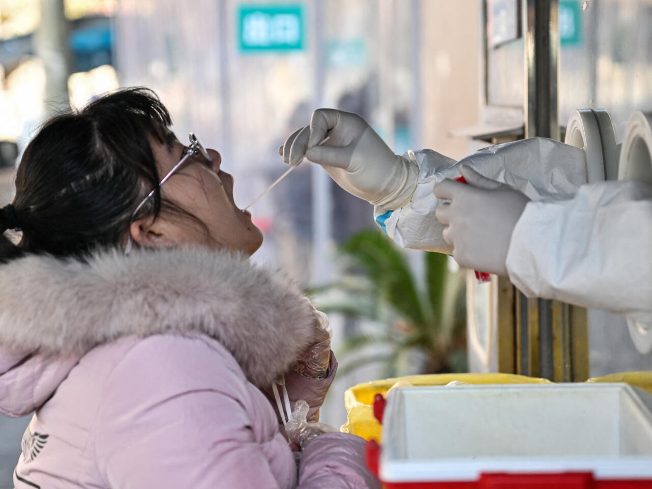 فرنسا تلزم الوافدين من الصين باختبار كورونا