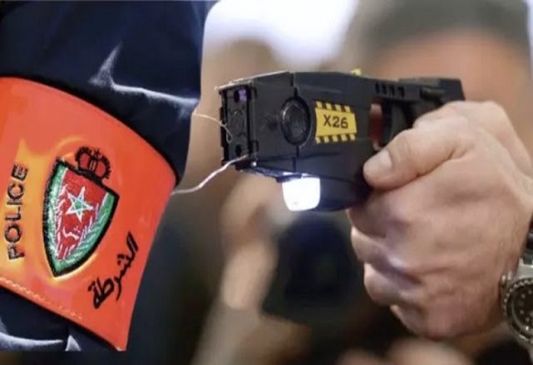مفتش شرطة يضطر لاستعمال سلاح "BOLAWRAP" في توقيف شخص خطير بالرباط