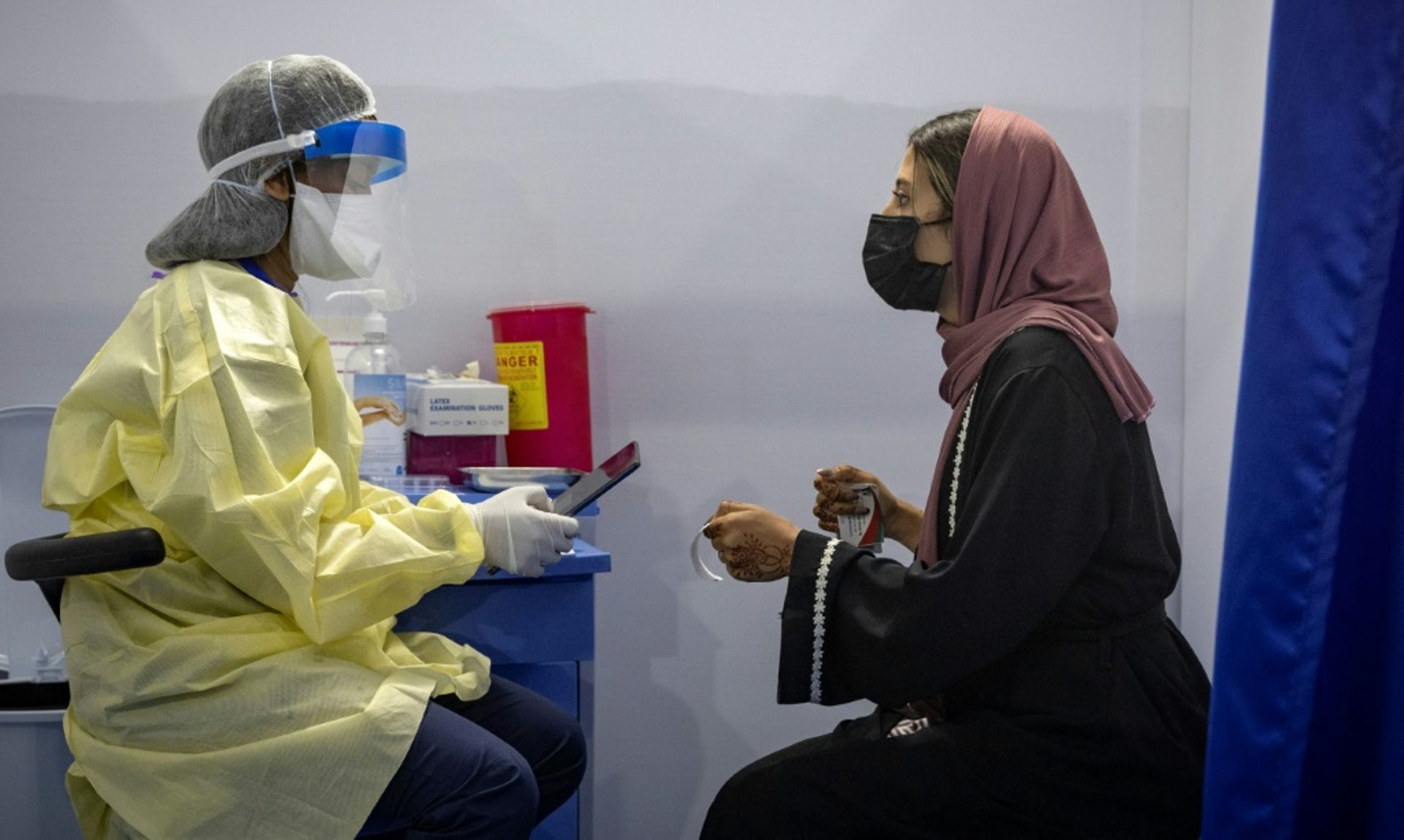 عدد إصابات كورونا يتراجع تحت سقف المائة