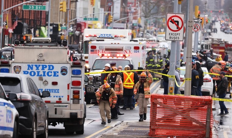 استنفار في نيويورك.. 13 مصابا في إطلاق نار بمحطة بروكلين