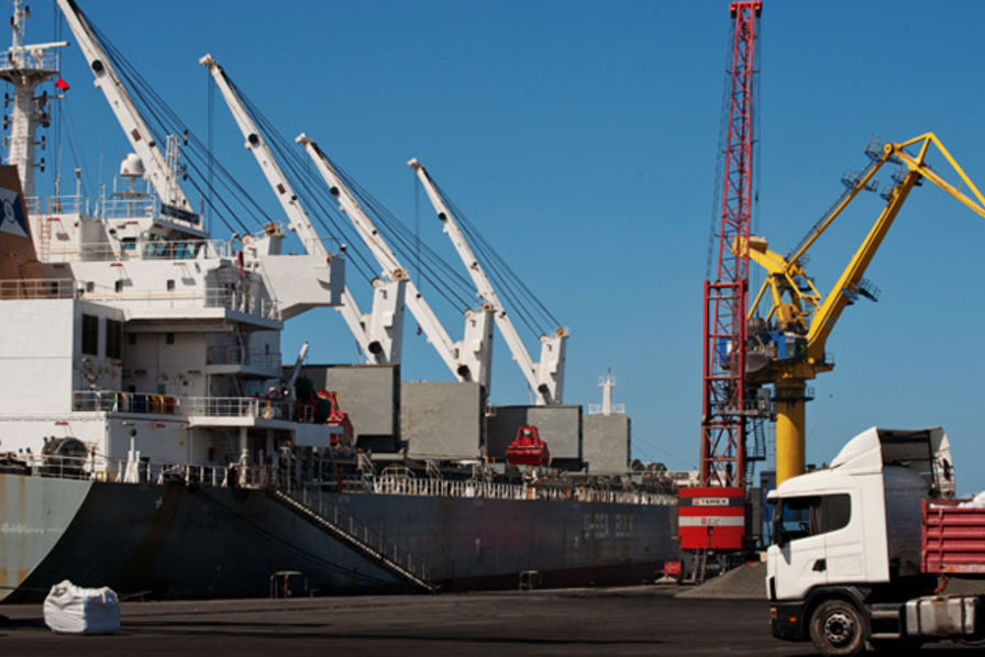 مجمع الفوسفاط يفرغ أول سفينة أسمدة له ببورتسودان منذ 40 سنة