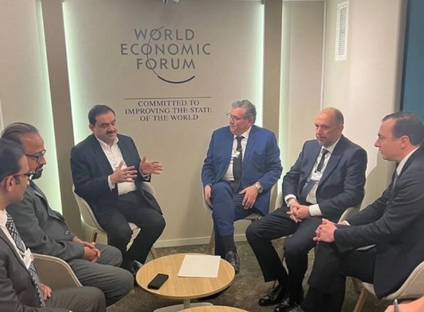 الهيدوجين الأخضر.. أخنوش يلتقي بالملياردير الهندي "أداني" في "دافوس"