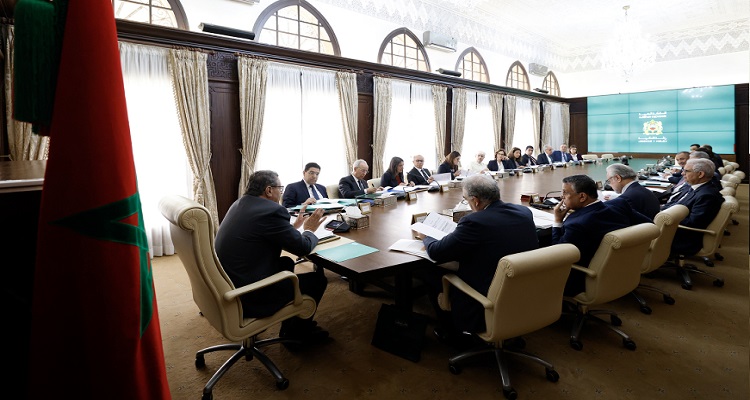 الحكومة تبحث تنزيل التوجيهات الملكية وتعديل قوانين ومراسيم عسكرية