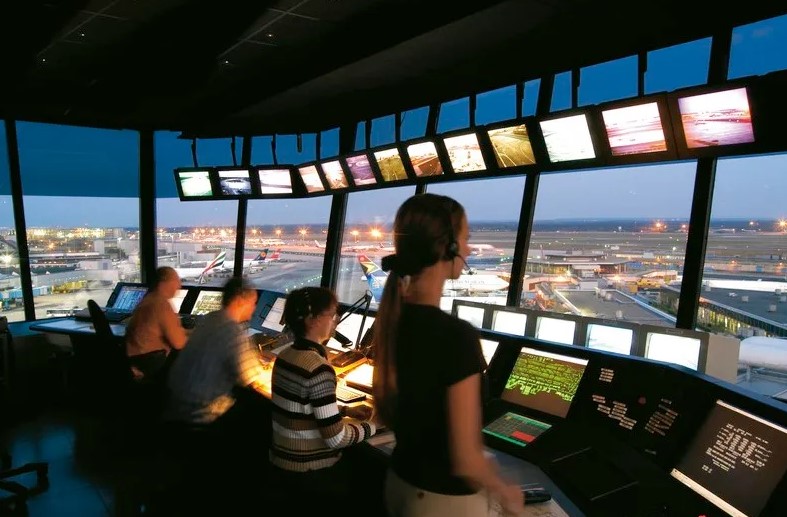 إضراب مراقبي الحركة الجوية بفرنسا يهدد بإلغاء رحلات من وإلى المغرب