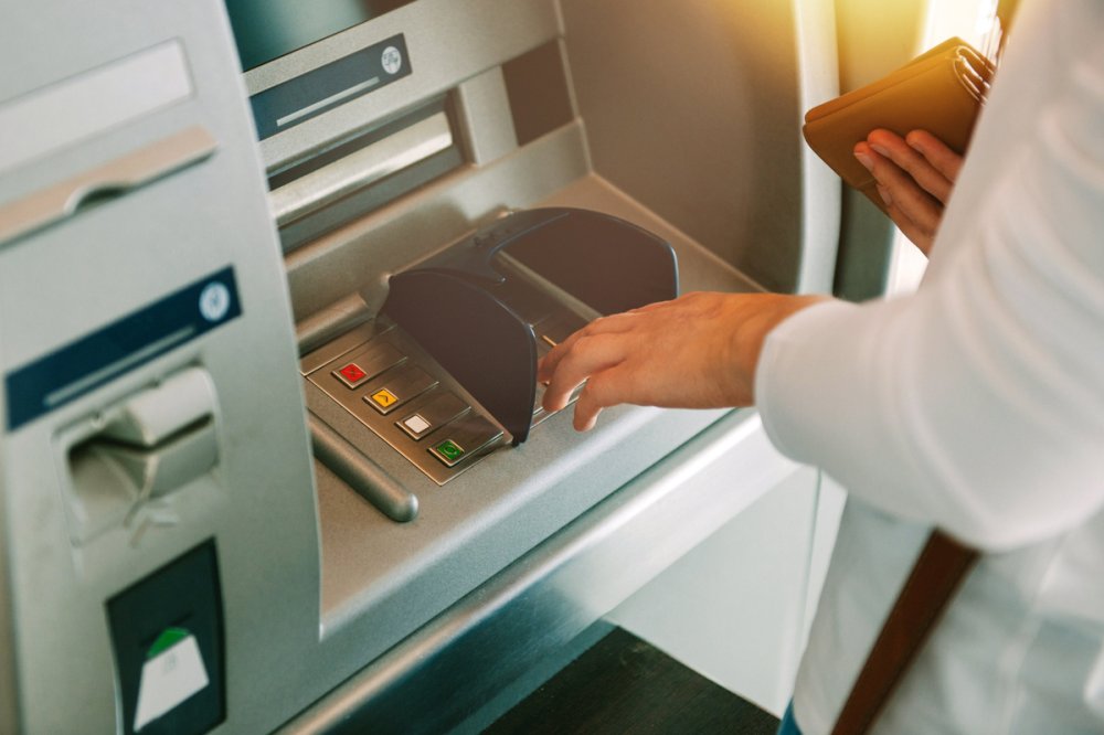 كيف توازن الأبناك المغربية بين المخاطر وسلاسة التدفقات الدولية؟