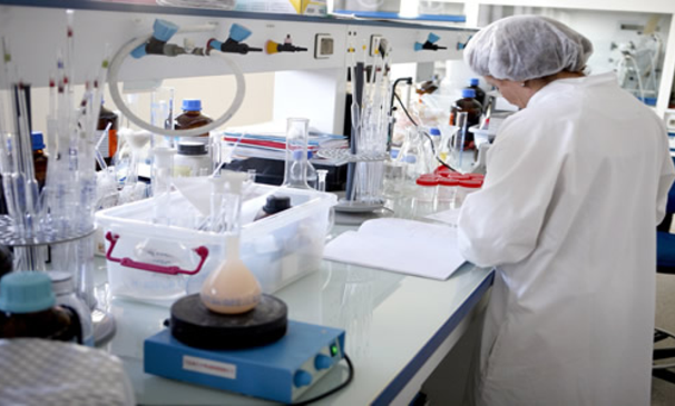 آيت طالب: قطاع الأدوية رافعة رئيسية للسيادة الصحية