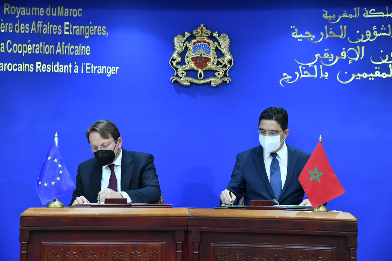 تهم أفريقيا.. المغرب يوقع اتفاقية تعاون ثلاثي مع الاتحاد الأوروبي