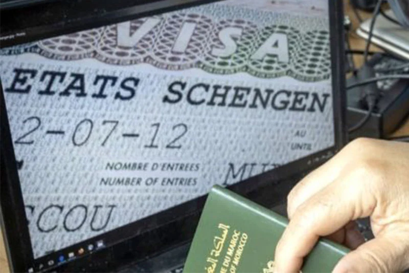 نظام التأشيرة الإلكترونية: بوابة لجذب السياح وتحقيق نمو مستدام