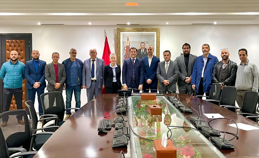 المراقبون الجويون يعلقون إضرابهم