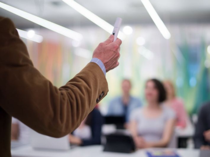 دراسة: ضعف خبرة فئة من الأساتذة يثقل كلفة الاستثمار في التعليم بالمغرب