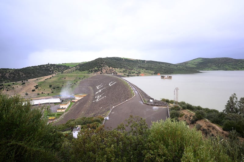 وزارة التجهيز والماء تؤكد سلامة سد واد المخازن رغم تجاوز نسبة الملء 146 في المائة