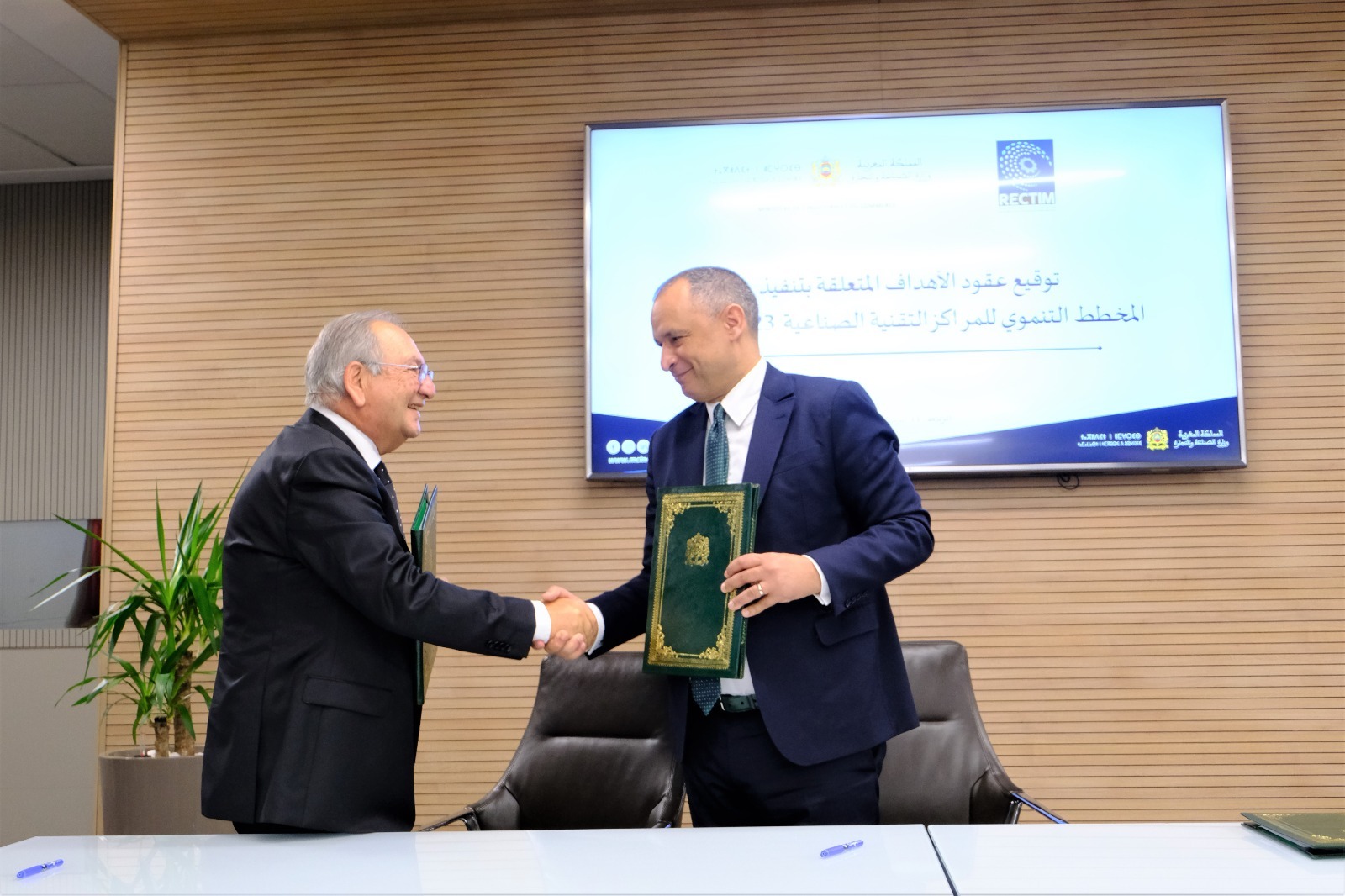 مزور يوقع عقود أهداف المراكز التقنية الصناعية