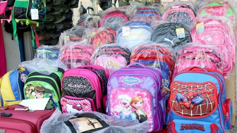 حقائب مثقلة بالكتب.. وأسر مثقلة بالديون مع بداية الموسم الدراسي