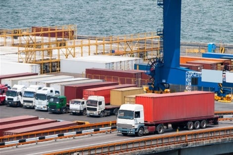 الهيئات النقابية والجمعوية لنقل  البضائع لحساب الغير بميناء البيضاء تستنكر الأوضاع "كارثية" التي شهدها الميناء