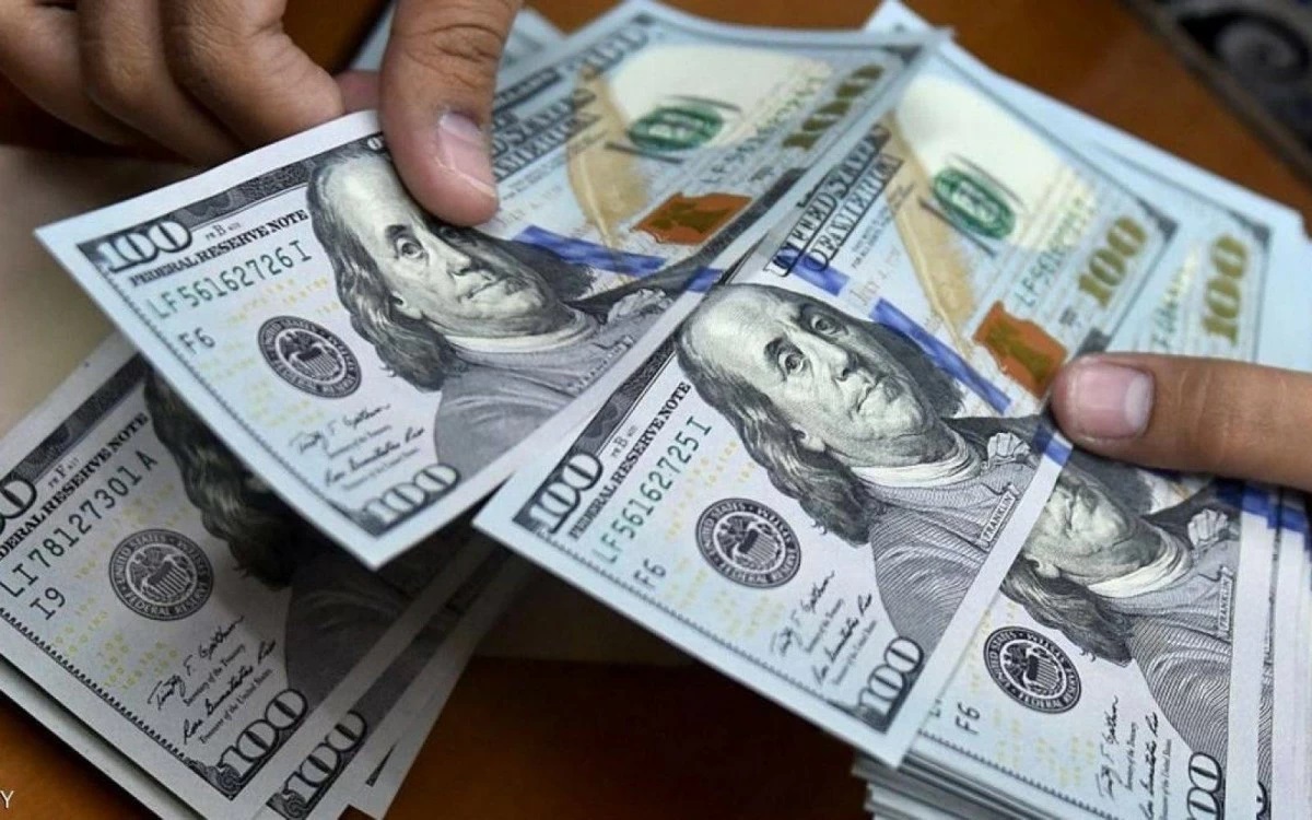 الدولار يعزز مكاسبه أمام العملات الرئيسية وسط ترقب تشديد السياسات النقدية