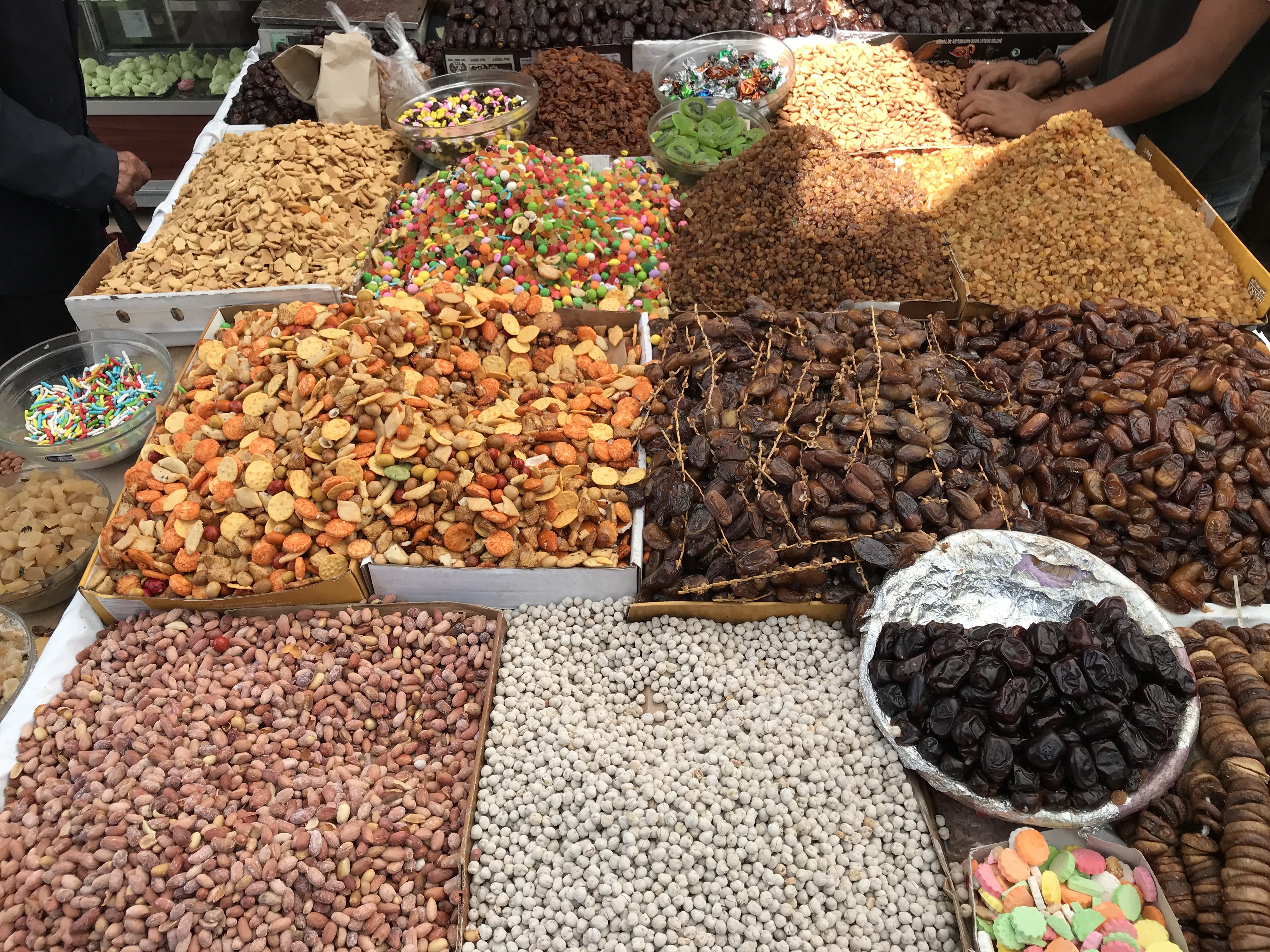 عاشوراء تنعش سوق الفواكه الجافة