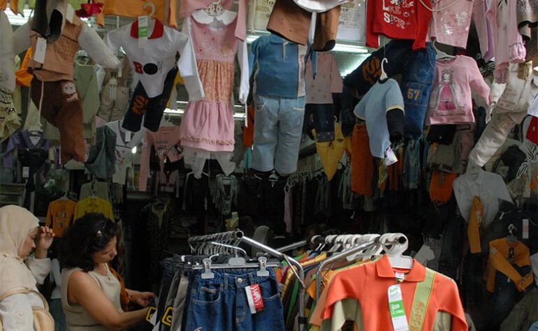 عيد الفطر.. القطاع غير المهيكل ينهش شركات النسيج والألبسة