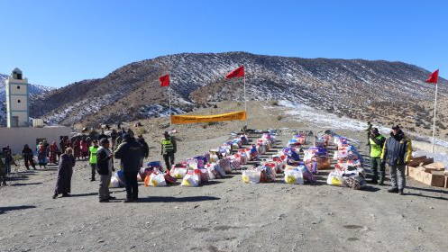 انطلاق توزيع المساعدات الإنسانية على المتضررين من موجة البرد بميدلت