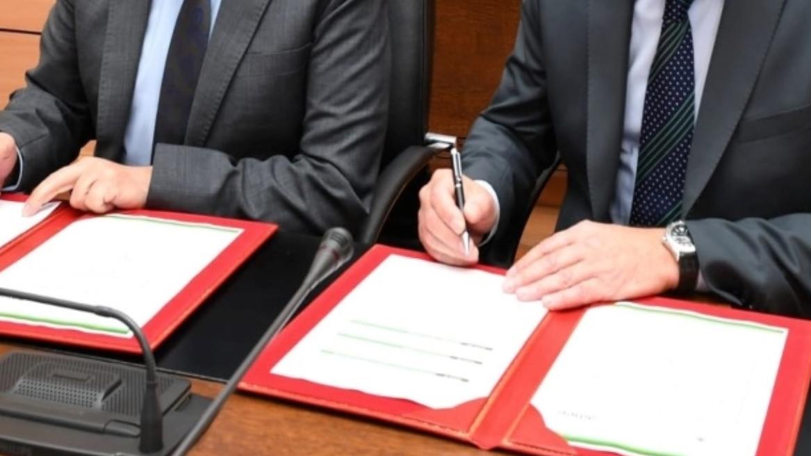 "بريد المغرب" يوقع اتفاقا  مع نظيره الموريتاني لإنشاء خط ترحيل بري للإرساليات