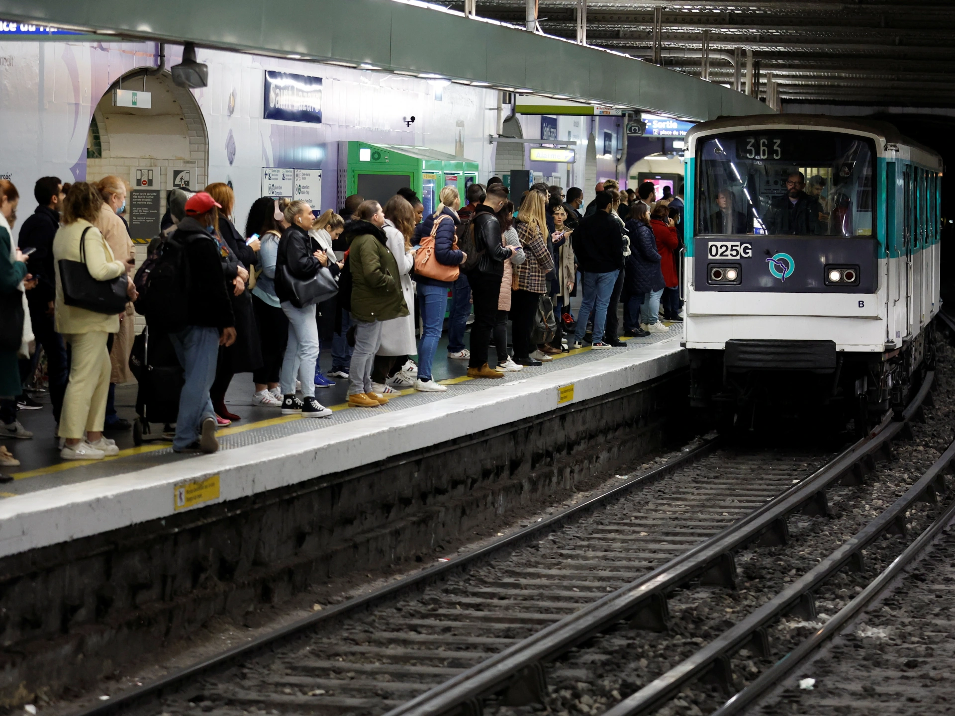 الإضرابات تشل النقل العام في لندن وباريس