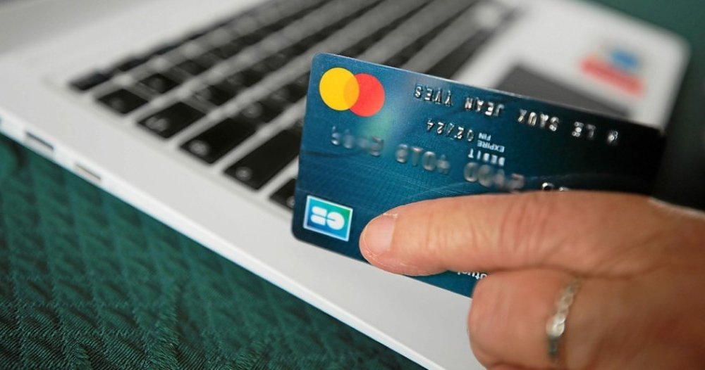 التحقيق في تبييض أموال ببطاقات بنكية