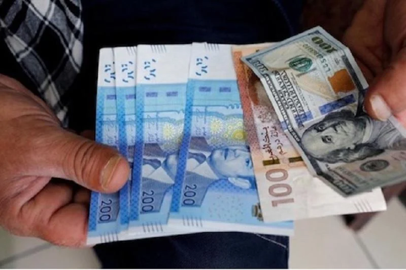 تباطؤ عمليات الصرف الفورية بسبب تراجع الدرهم أمام الأورو والدولار
