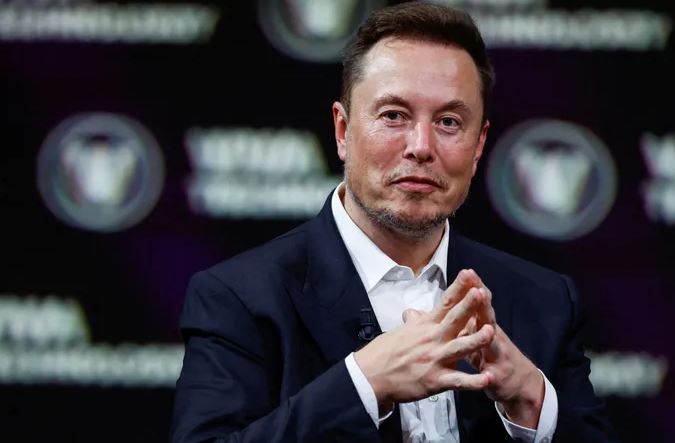 شريحة الدماغ المثيرة للجدل.. "إيلون ماسك" يكشف عن موعد أول زراعة للبشر