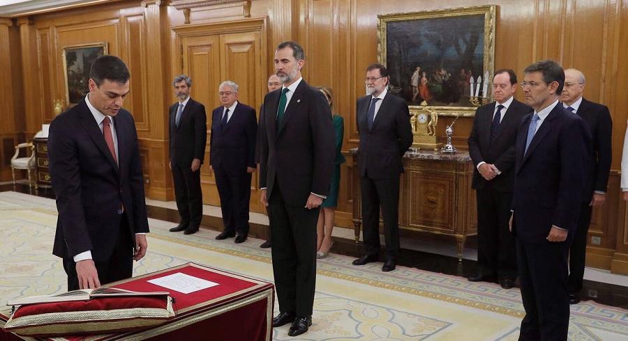 سانشيز يؤدي اليمين أمام العاهل الإسباني فيليبي السادس