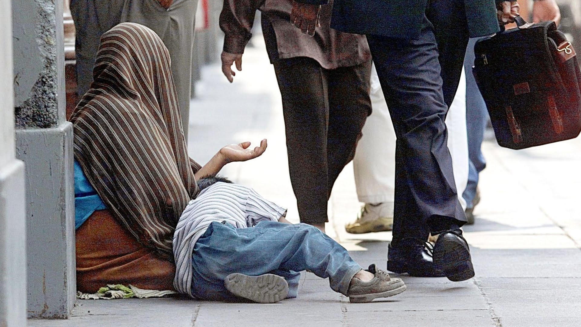 ظاهرة التسول في الشارع تصل البرلمان