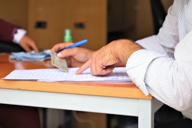 يهم الأسر المعوزة.. تفاصيل التسجيل للاستفادة من "أمو"