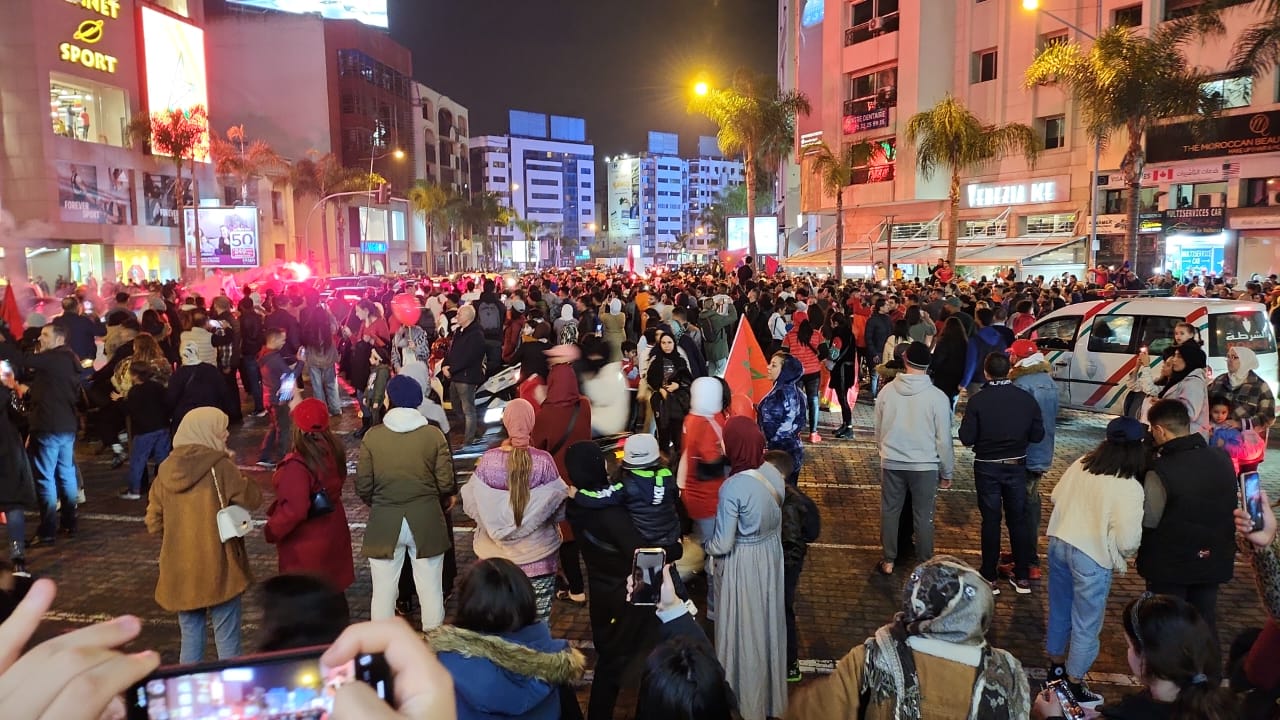 خروج آلاف المغاربة في الشوارع والساحات احتفاء بتأهل المنتخب التاريخي