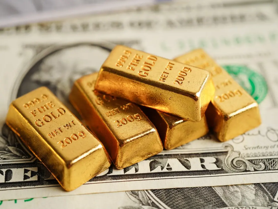 الذهب يتراجع تحت ضغط الدولار وعوائد السندات الأمريكية