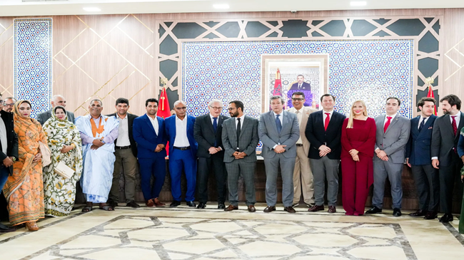 الداخلة تستقبل وفدا إسبانيا لاستكشاف فرص الاستثمار والتنمية