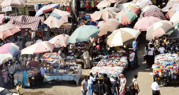 الباعة المتجولون.. كتلة اقتصادية تبحث عن موقعها في الاقتصاد الرسمي