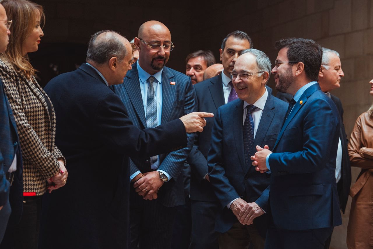 دبلوماسية موازية.. رئيس مجلس جماعة طنجة وعمدة برشلونة يمهدان لتحالف متوسطي