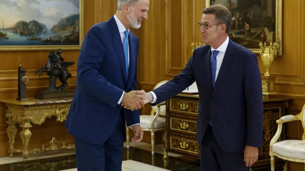 العاهل الإسباني يكلف رئيس الحزب الشعبي ألبرتو نونيز فيجو بتشكيل حكومة جديدة