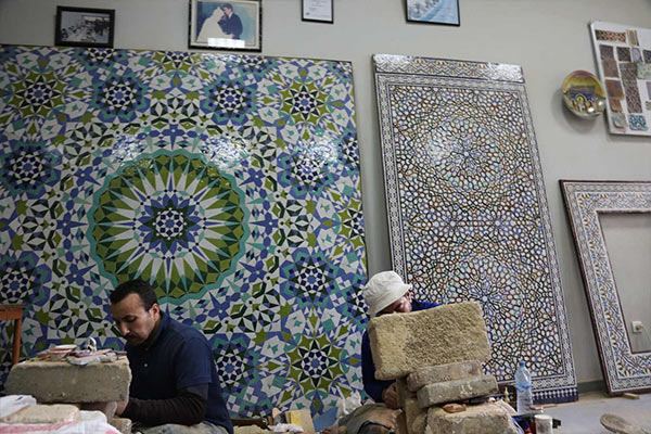 خبراء وفاعلون يناقشون خصائص وتقنيات صناعة الزليج المغربي