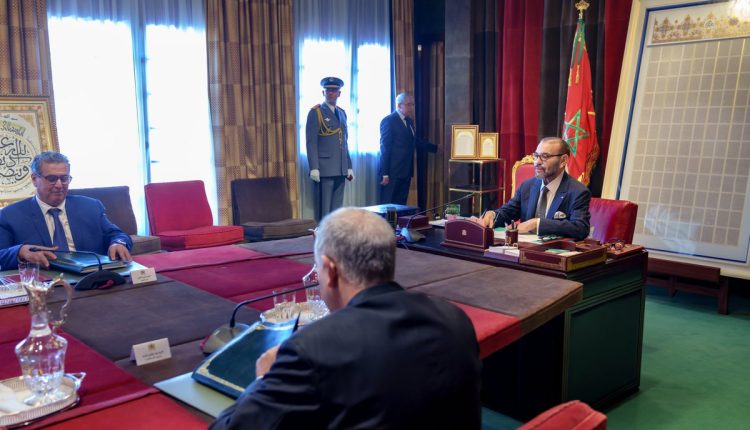 رئيس فريق الأحرار بالبرلمان يكشف سر غياب صديقي عن اجتماع ترأسه الملك