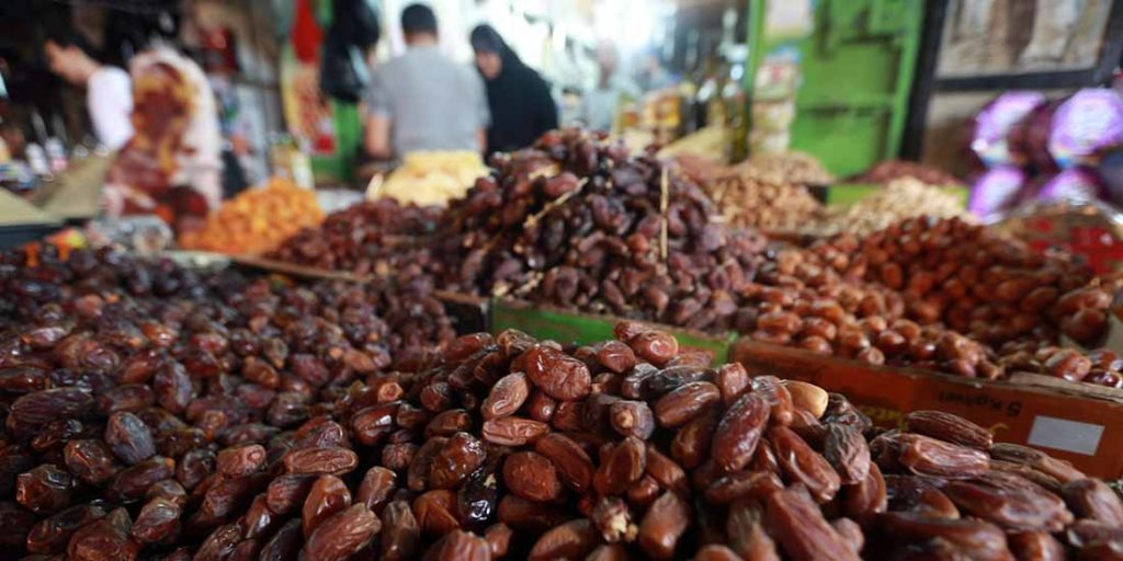 تمور جزائرية "مسرطنة" تلاحق مزور في البرلمان قبل رمضان