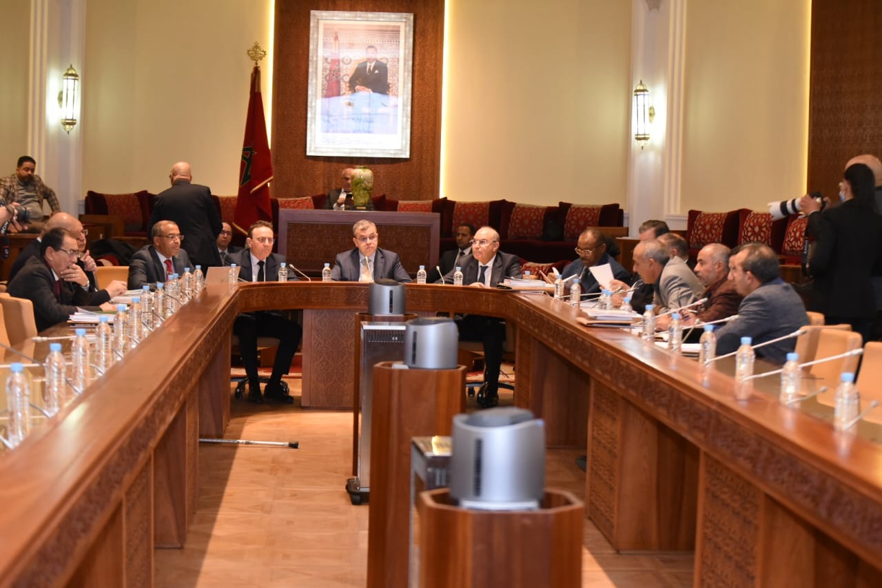 نقل المسافرين.. عبد الجليل يجتمع بالمهنيين