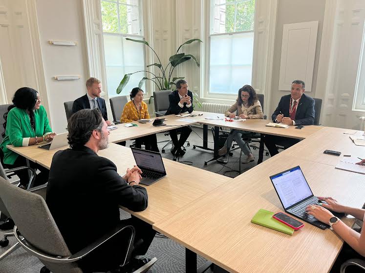 لعلج يجتمع في لندن برواد أعمال بريطانيين يبحثون الاستثمار بالأقاليم الجنوبية