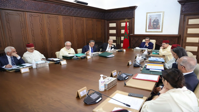 الحكومة تدرس إصلاح مراكز الاستثمار وتنظيم المساعدات الخيرية