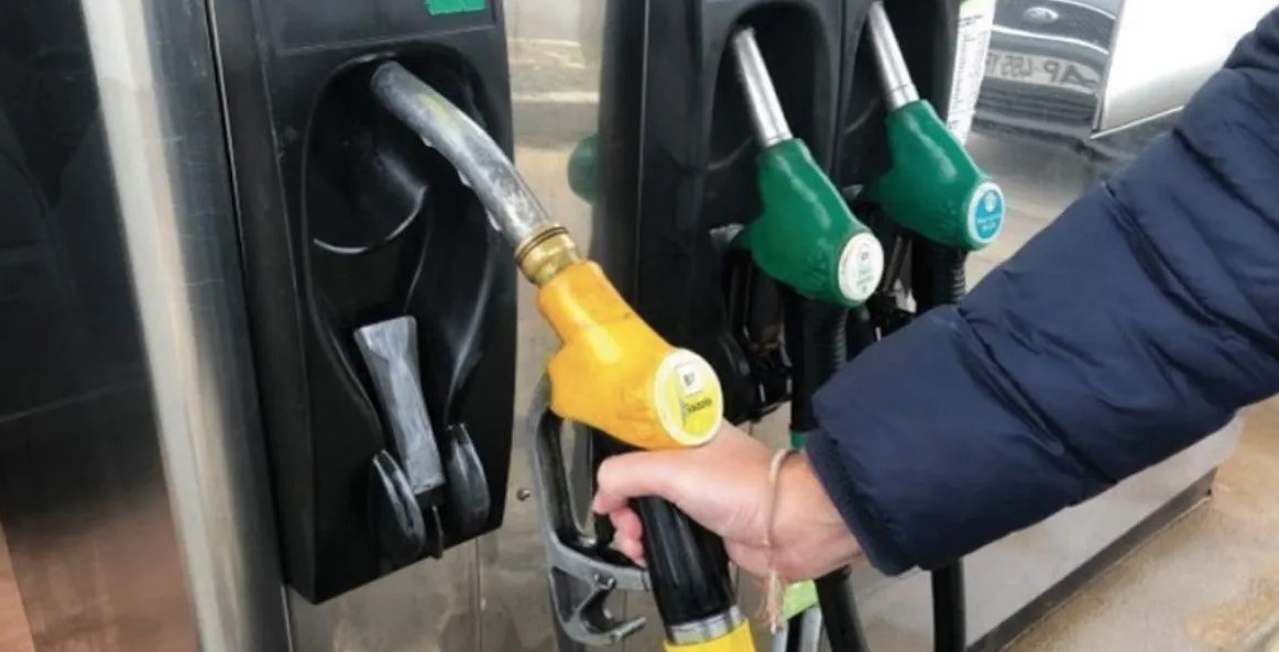 يهم السائقين.. انخفاض طفيف في أسعار "الكازوال"