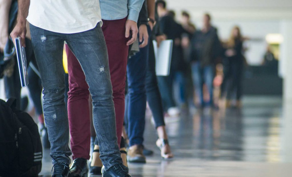 ما العوامل الاقتصادية والاجتماعية المساهمة في ارتفاع معدل بطالة الشباب بالمغرب ؟