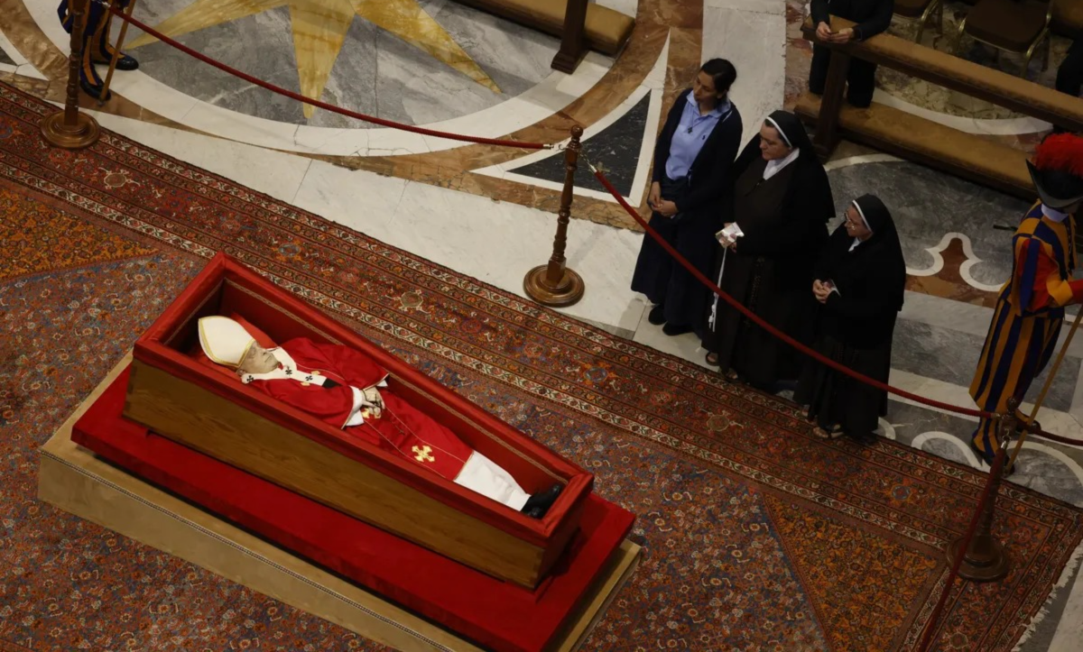 أخنوش يصل إلى روما لتمثيل الملك في مراسم جنازة البابا فرانسوا