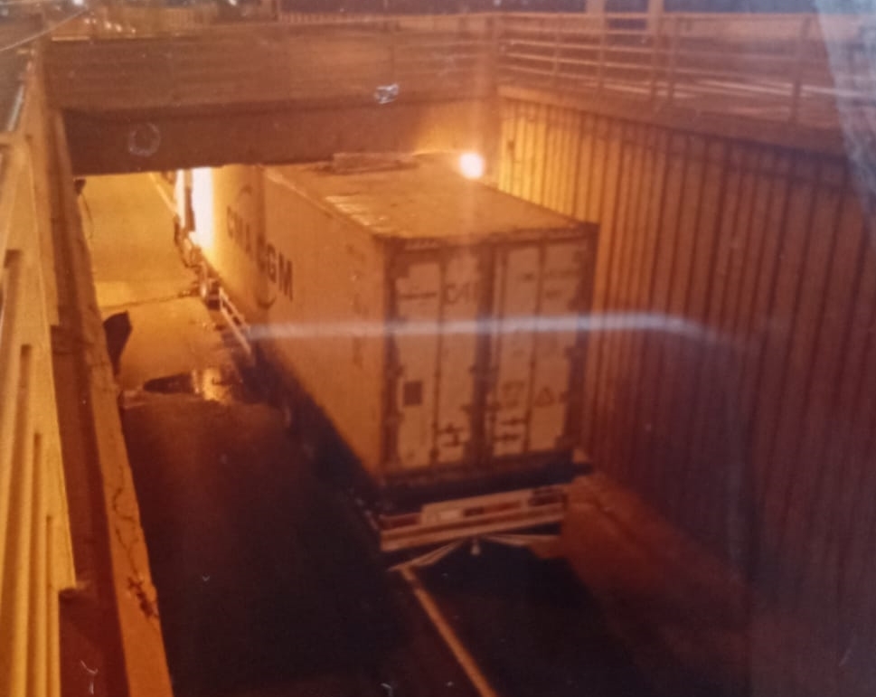 شاحنة لنقل البضائع تغلق ممر ’’ 7 شوانط’’ بشارع الزرقطوني