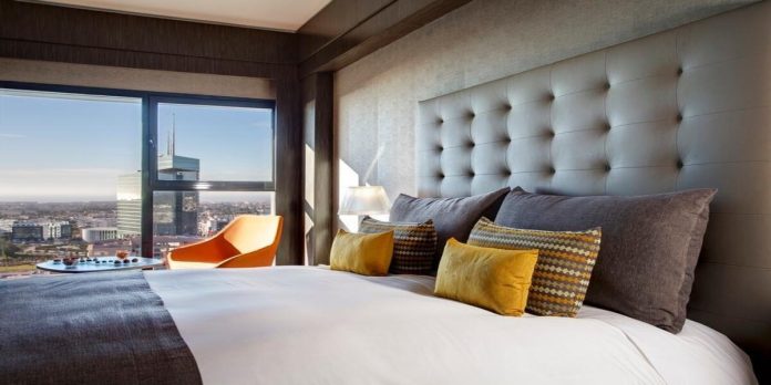 بالعملة الصعبة.. مداخيل نشاط السياح غير المقيمين تقفز إلى 2500 مليار