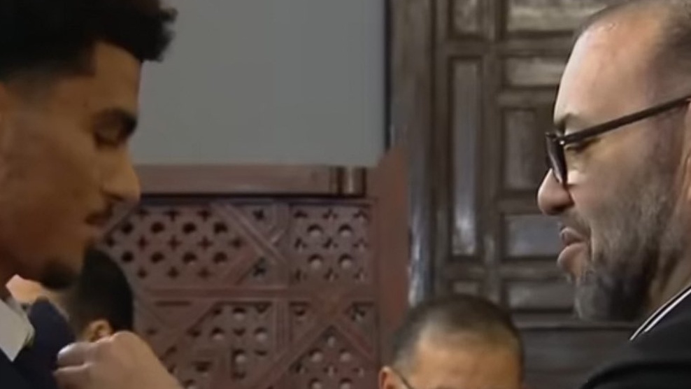 الملك محمد السادس يشيد بلاعب المنتخب زكرياء أبو خلال في رسالة خاصة